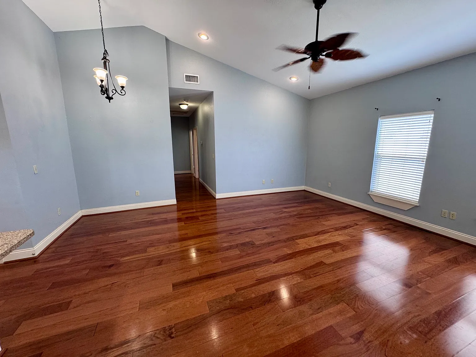 3 bed, 1365 sqft, $3,000 — Photo 3