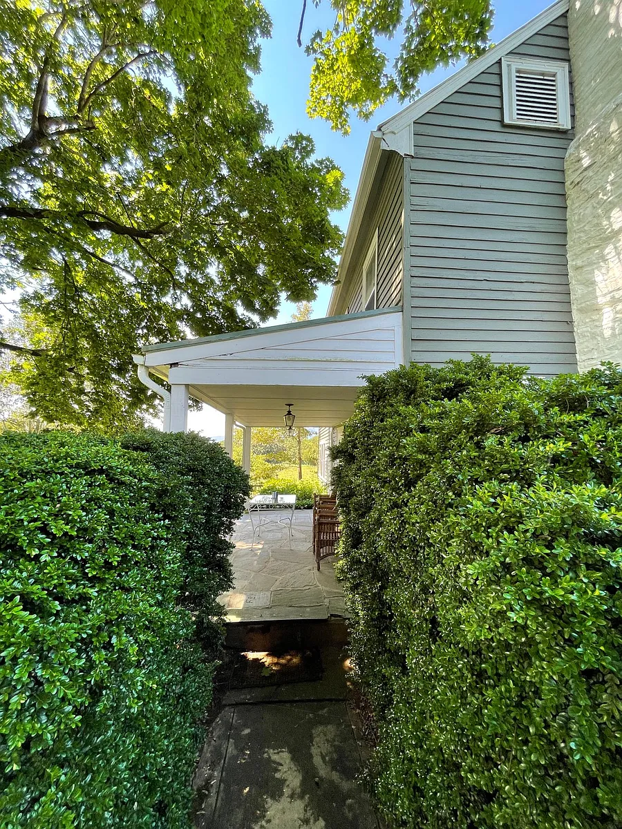 Building Photo - 2218 Lake Albemarle Rd