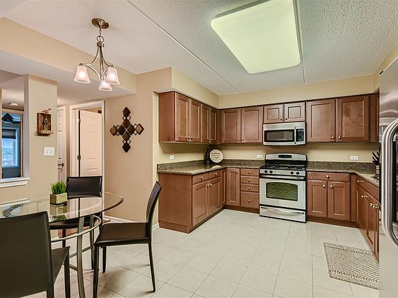 3rd image of 370 S Western Ave APT 606