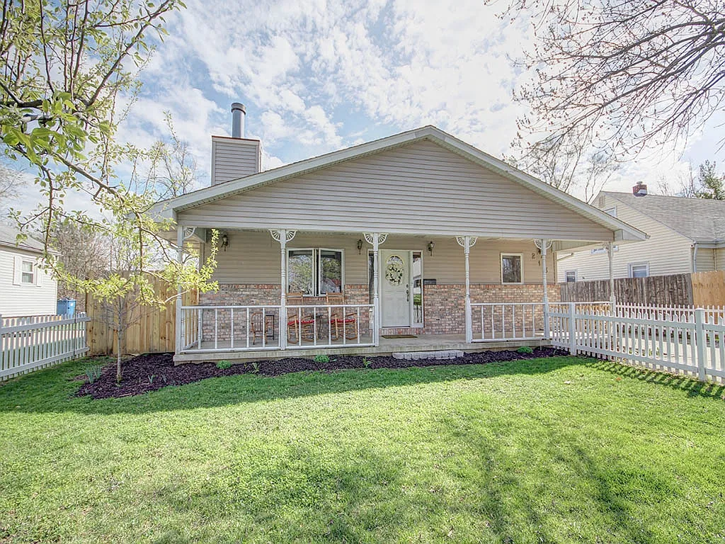 213 Hessel Blvd photo 1