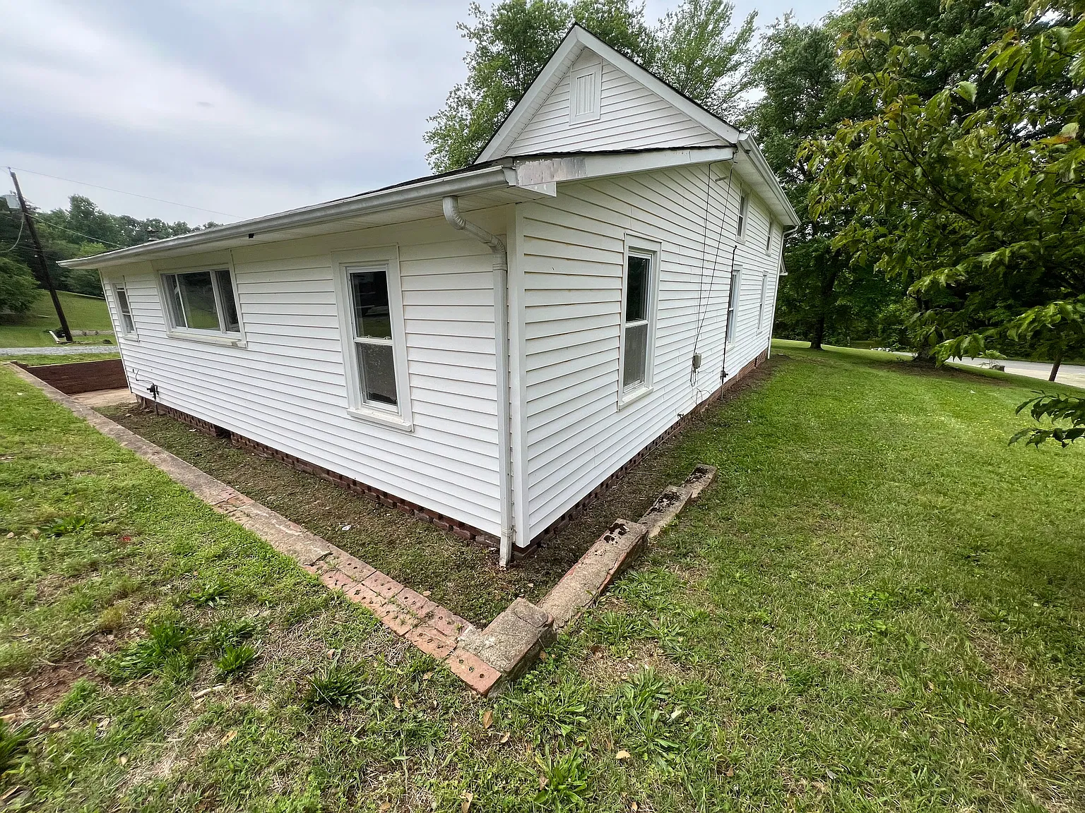 5 bed, 1.0 bath, 2000 sqft, $1,900 — Photo 2