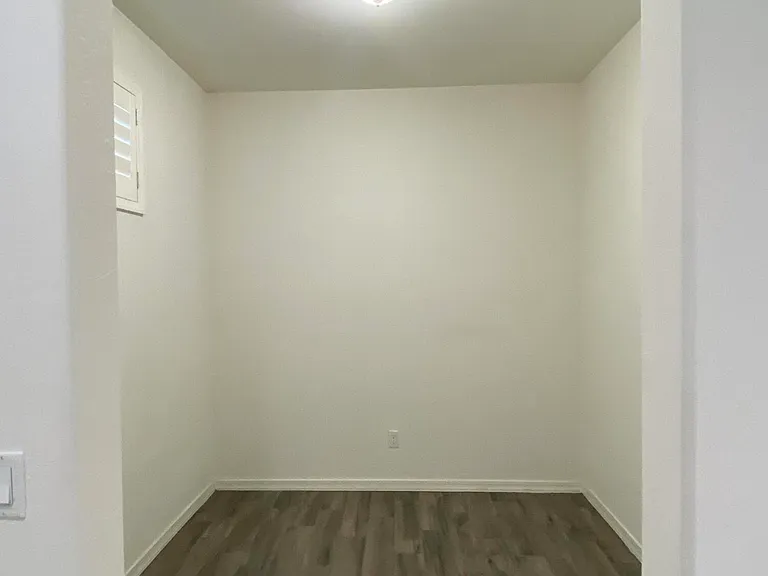 2119 W Betty Elyse Ln — Photo 4