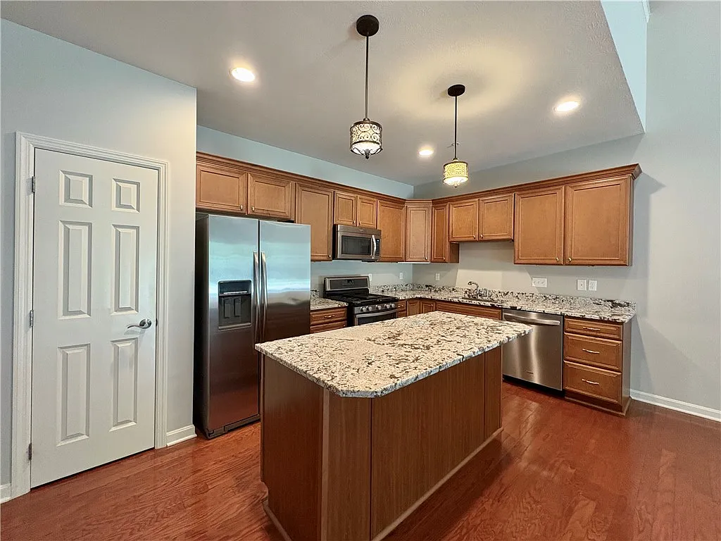 3 bed, 2.5 bath, 2360 sqft, $2,900 — Photo 3