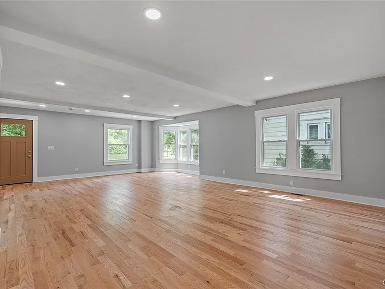 106 Wellington Rd — Photo 8