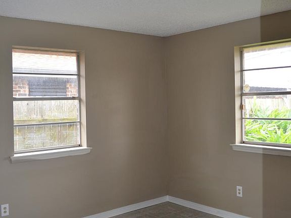 5th image of 324 Sugarpine Dr