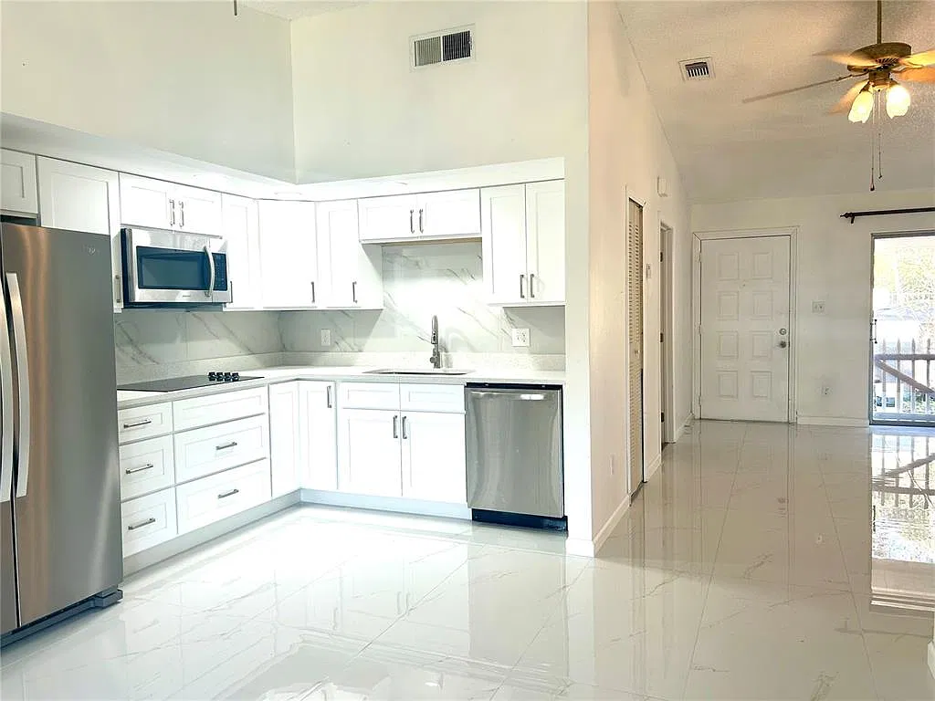3 bed, 2.0 bath, 1080 sqft, $2,250 — Photo 2