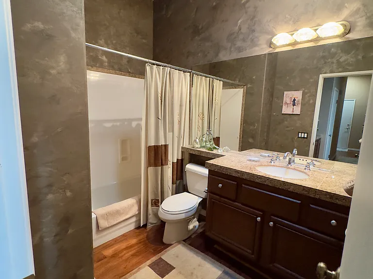 128 E Kavenish Dr — Photo 4