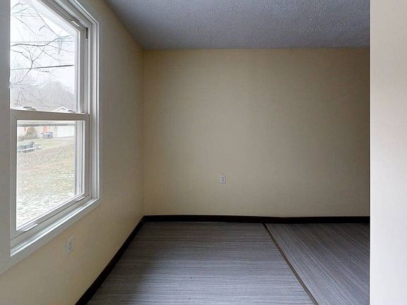5th image of 82 Robinwood Dr