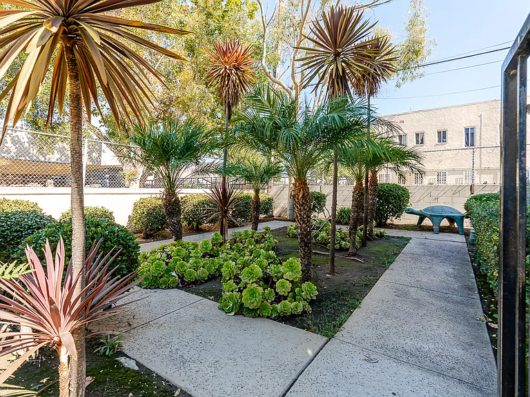 2622 S Hobart Blvd #14 — Photo 20