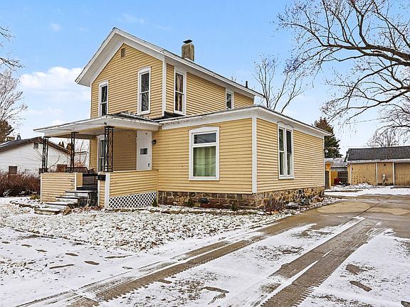 4th image of 711 Maple St