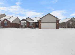 52033 Hickory Dr, Chesterfield, MI 48047