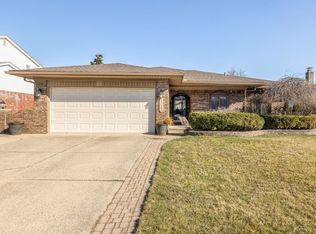 15403 Lincolnshire Ln, Fraser, MI 48026