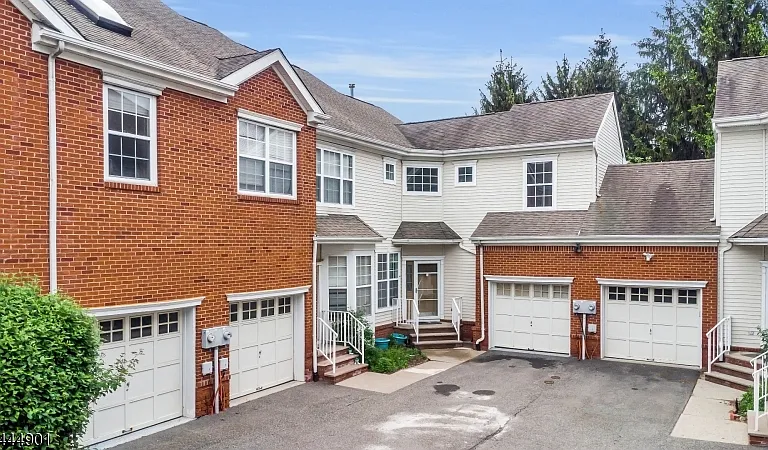 72 Albert Ct — Photo 2