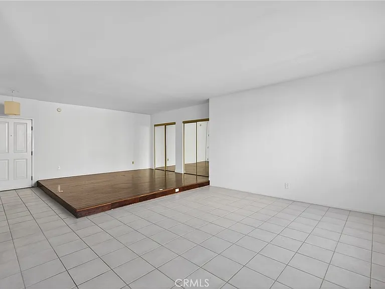 4441 Woodman Ave #111 — Photo 8