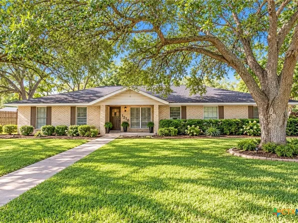 1210 E Gonzales St, Yoakum, TX 77995