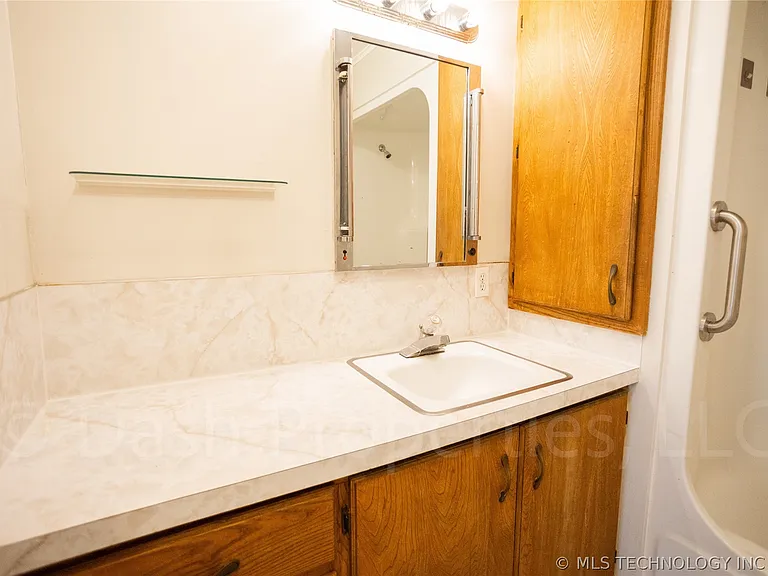 1119 S Florence Ave — Photo 31