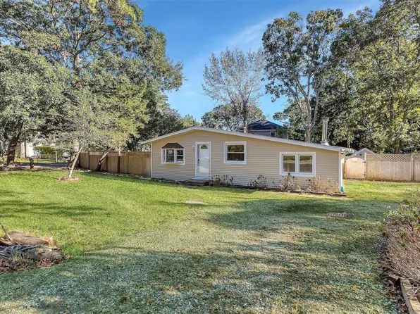 10 Seaside Avenue, Hampton Bays, NY 11946