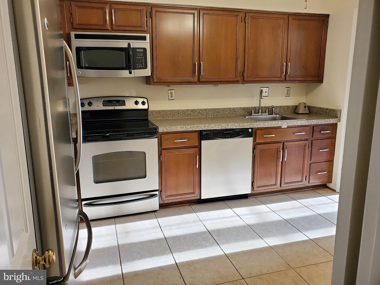 3 bed, 4.0 bath, 2444 sqft, $3,250 — Photo 3