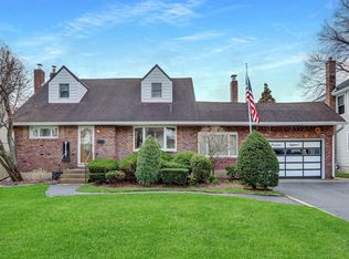 1918 Carroll Ave, Merrick, NY 11566