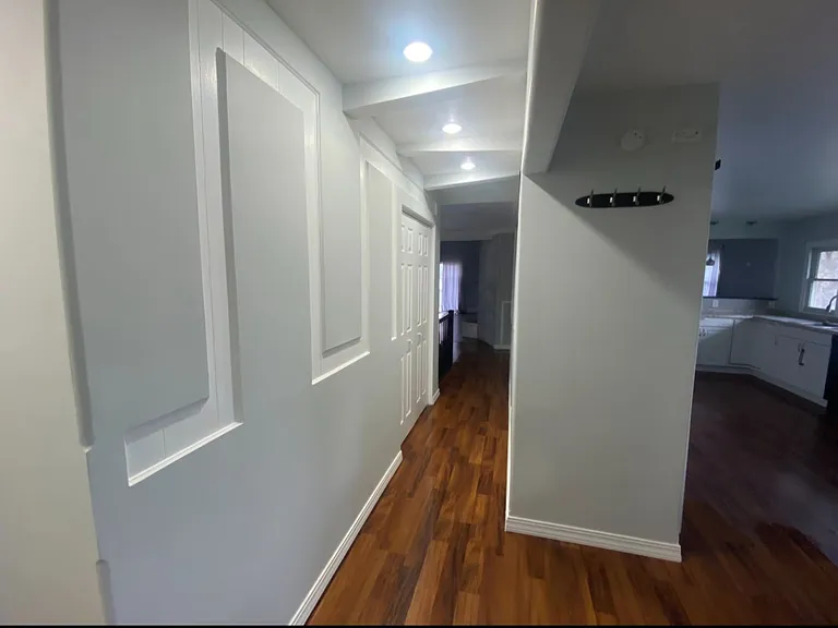 208 E Illinois St — Photo 15