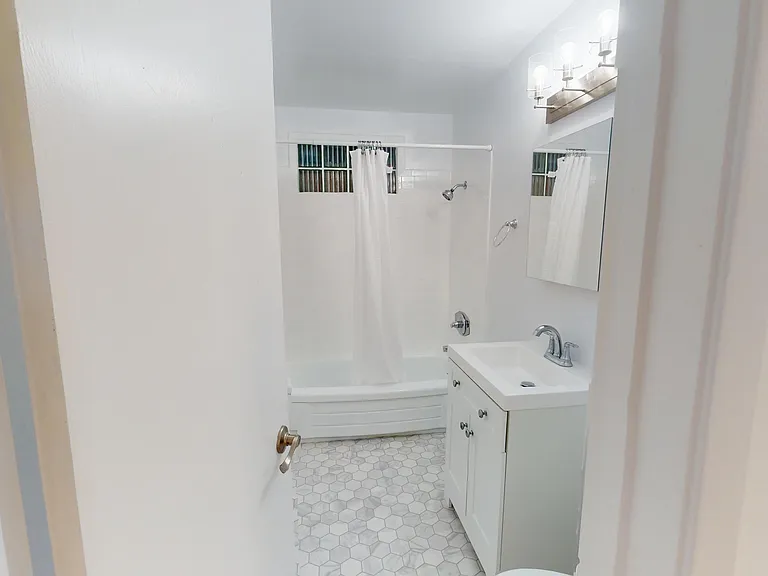 1040 Ashbury St — Photo 5