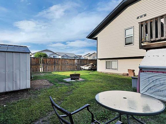 5th image of 18 E Plumtree Cres