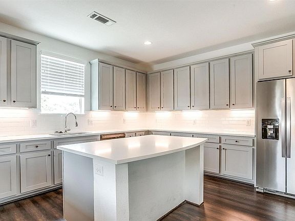 5th image of 3513 South Dr