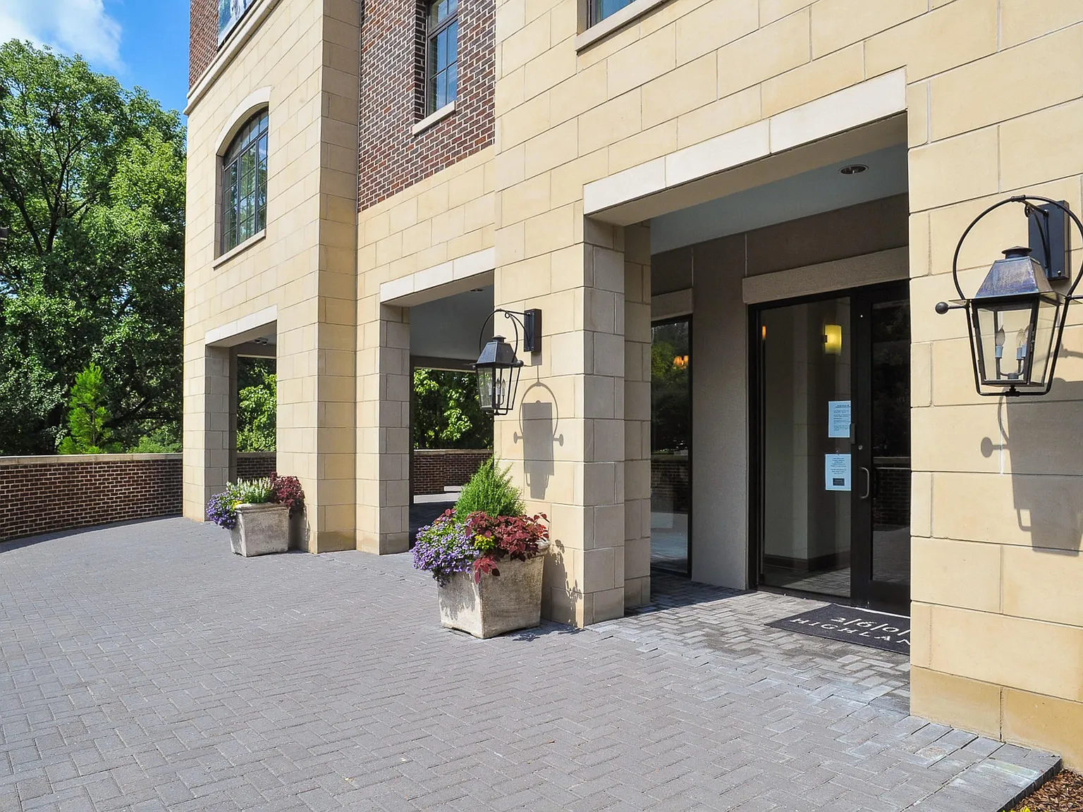 2 bed, 2.0 bath, 1561 sqft, $3,750 — Photo 3