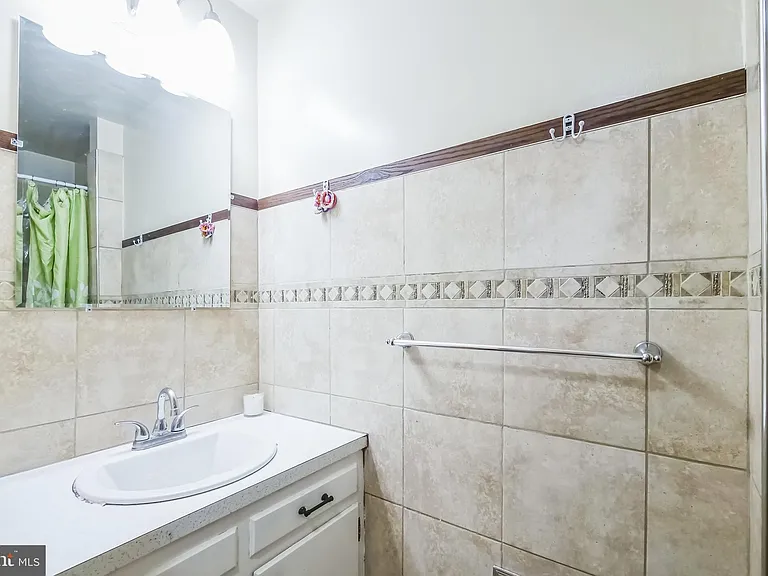 323 Russelcroft Rd — Photo 9