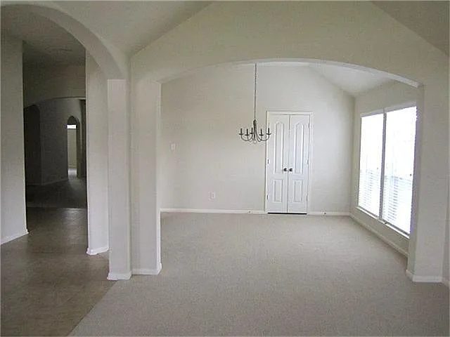 4 bed, 2.5 bath, 2557 sqft, $2,295 — Photo 4
