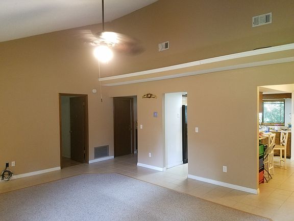       FAMILY ROOM  22' x 17'