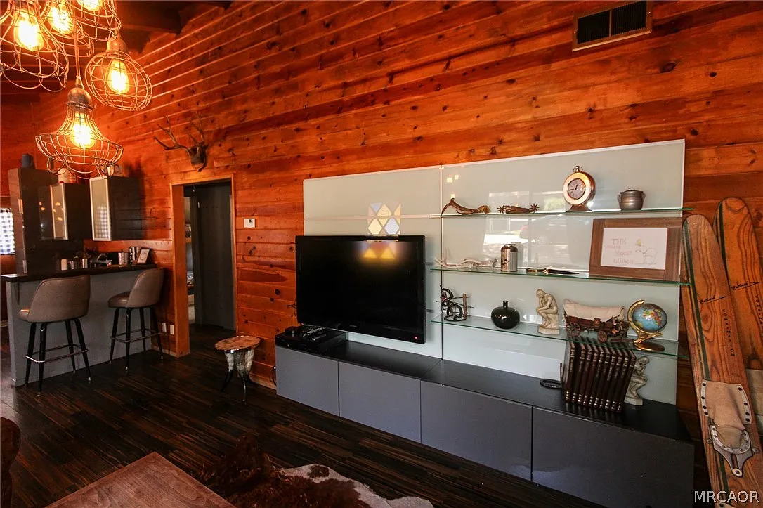 2 bed, 1.0 bath, 720 sqft, $1,600 — Photo 2