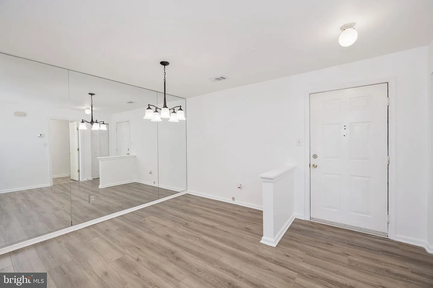 3 bed, 1234 sqft, $2,300 — Photo 4