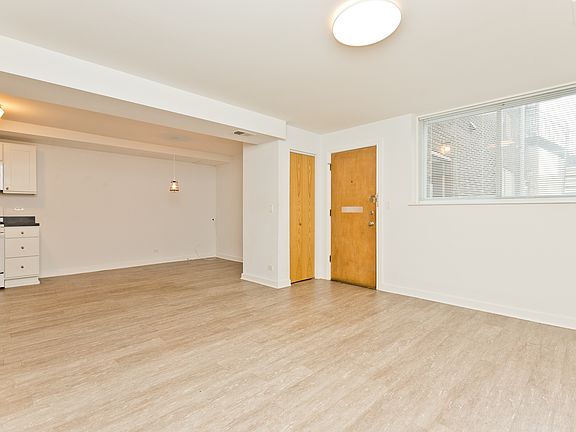 5th image of 2254 W Foster Ave Suite 1R