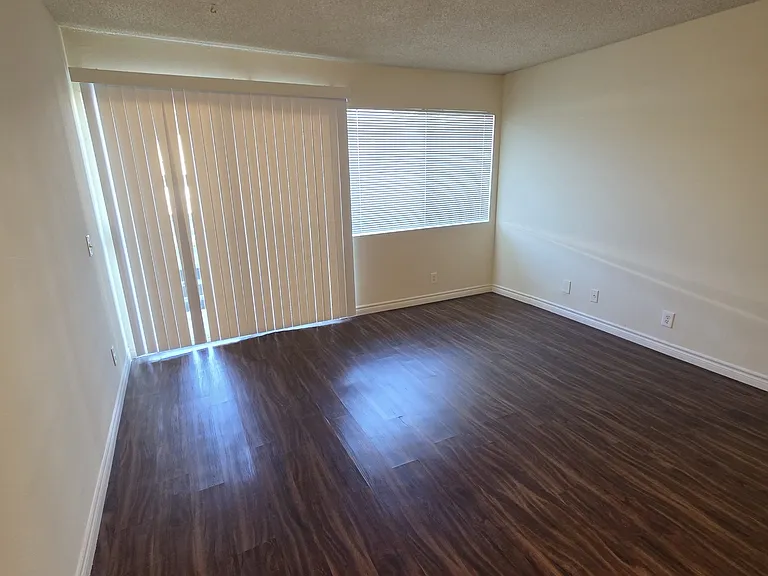 344 W Chevy Chase Dr #7 — Photo 16