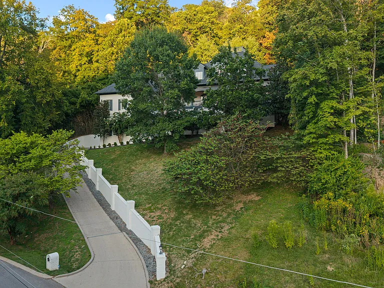 937 Travelers Ct — Photo 2