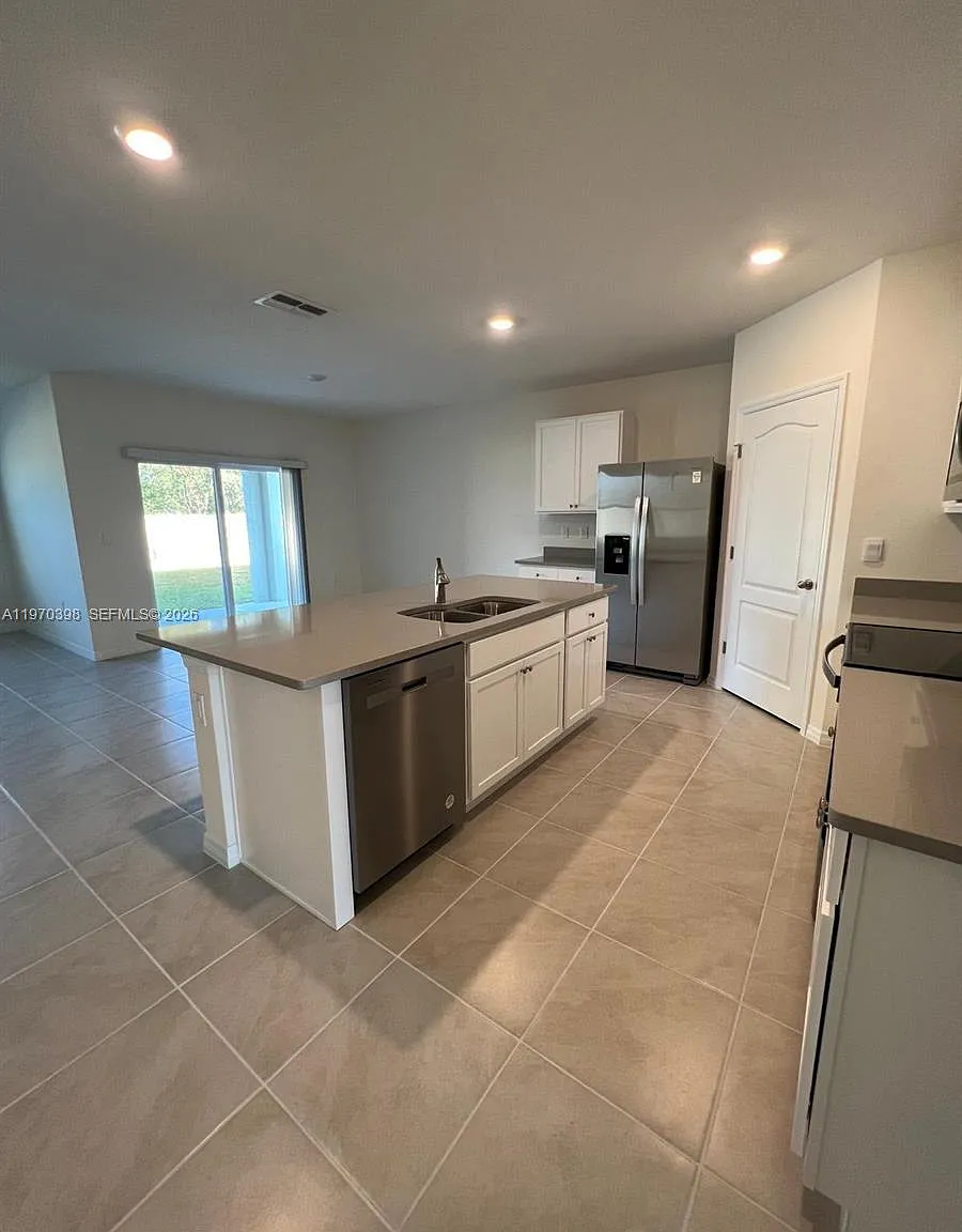 4 bed, 2.0 bath, $2,200 — Photo 2