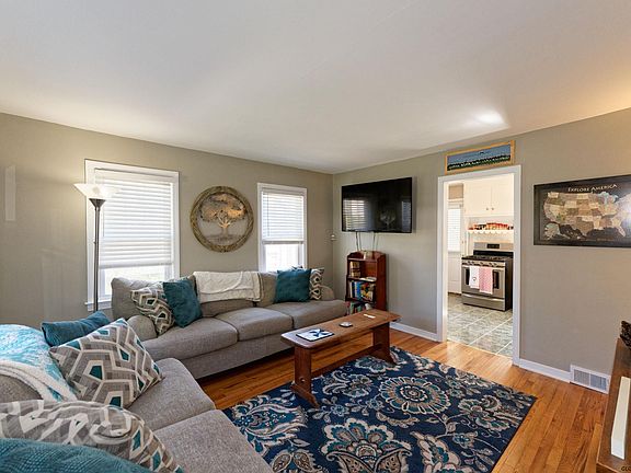 2nd image of 11 Bartlett Pl