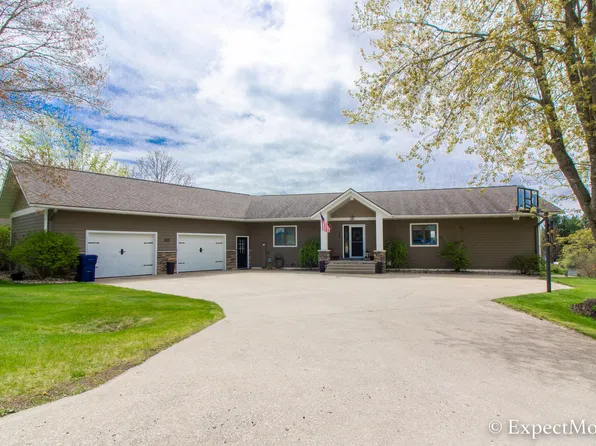 825 Arbutus Dr, Cadillac, MI 49601