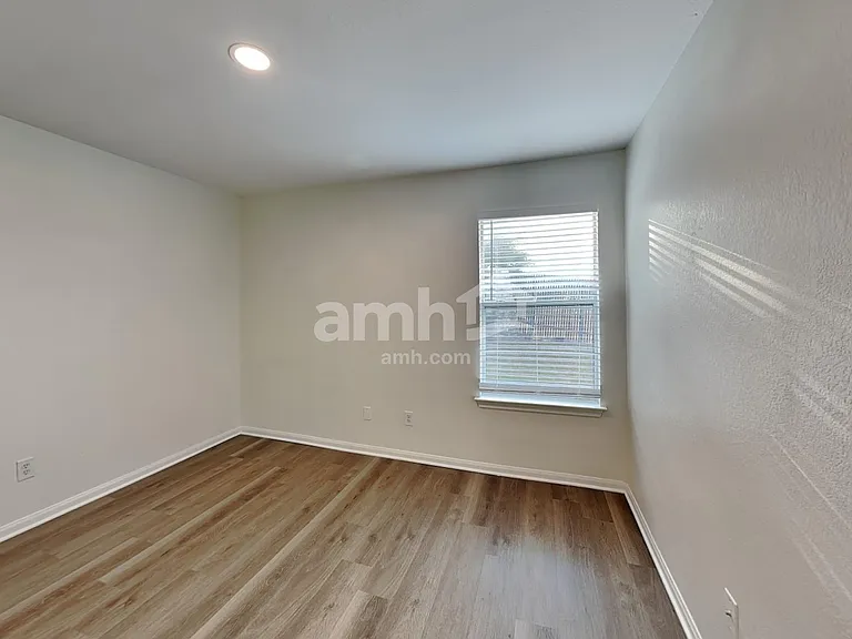 1701 Amberwood Loop — Photo 15