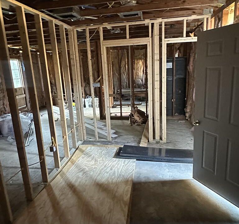 2nd image of 1402 E 3rd Ave