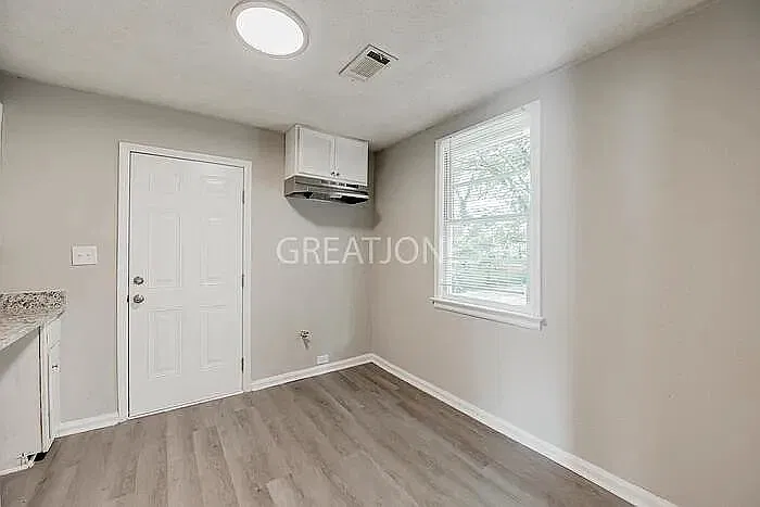 3 bed, 1.0 bath, 1150 sqft, $1,047 — Photo 4