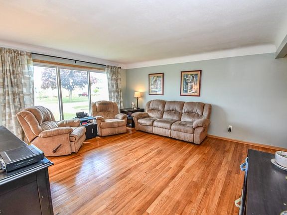 3rd image of 324 E Meadowlawn Blvd