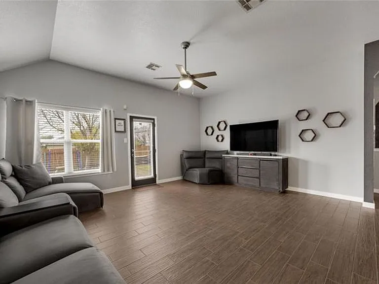 4325 Rolling Water Dr — Photo 6