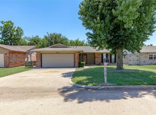 1016 NW 26th St, Moore, OK 73160