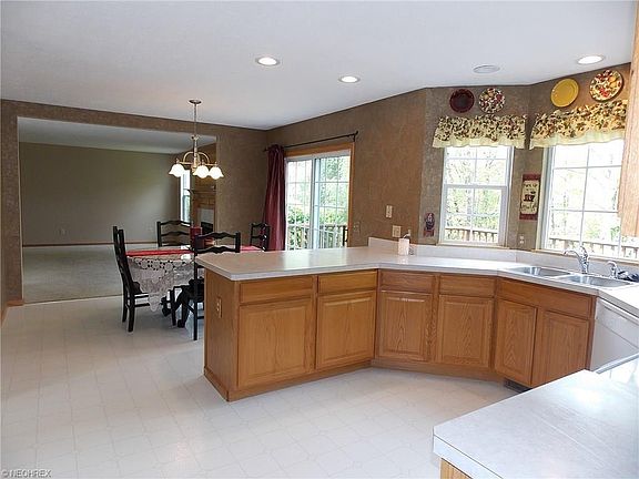 5th image of 485 Woodcrest Dr