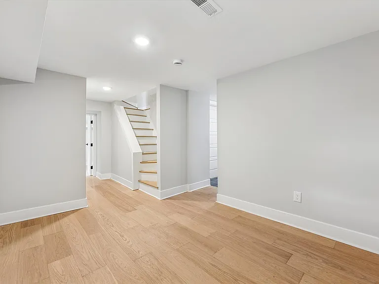 218 Biddulph Rd — Photo 59