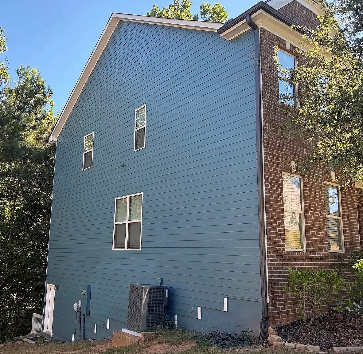 4 bed, 2.5 bath, 2650 sqft, $2,300 — Photo 4