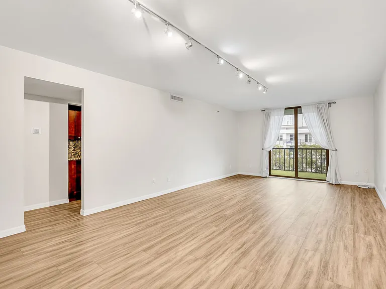 201 W Laurel St #607 — Photo 3