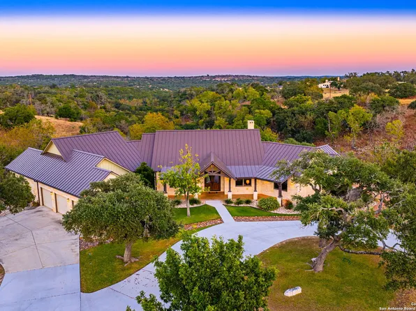 131 N Bootlegger Ln, Kerrville, TX 78028